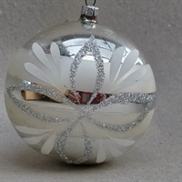 Sølvfarvet med hvid dekoration kæmpe gammel glas julekugle julepynt til juletræet.